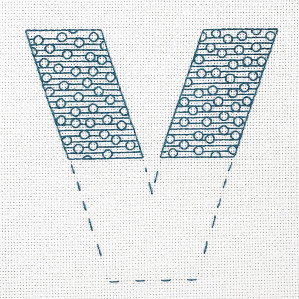 Motiv brodert med attersting i sirkler og linjer, bokstaven V.