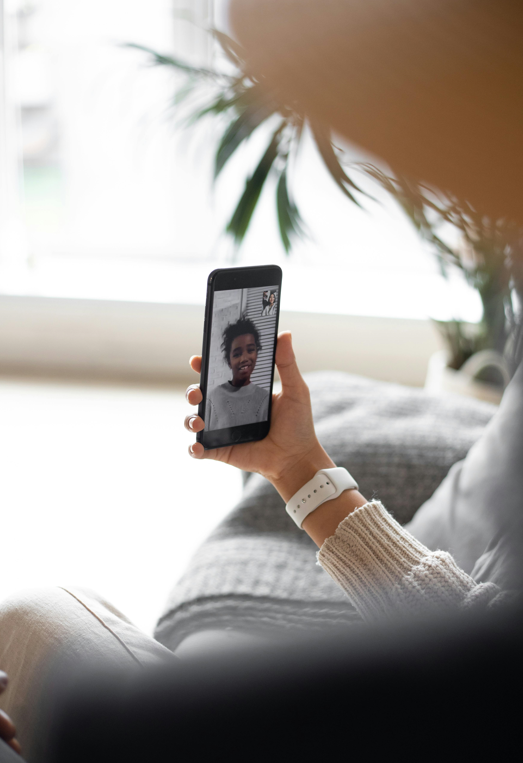 picture of two people on a video call on a phone