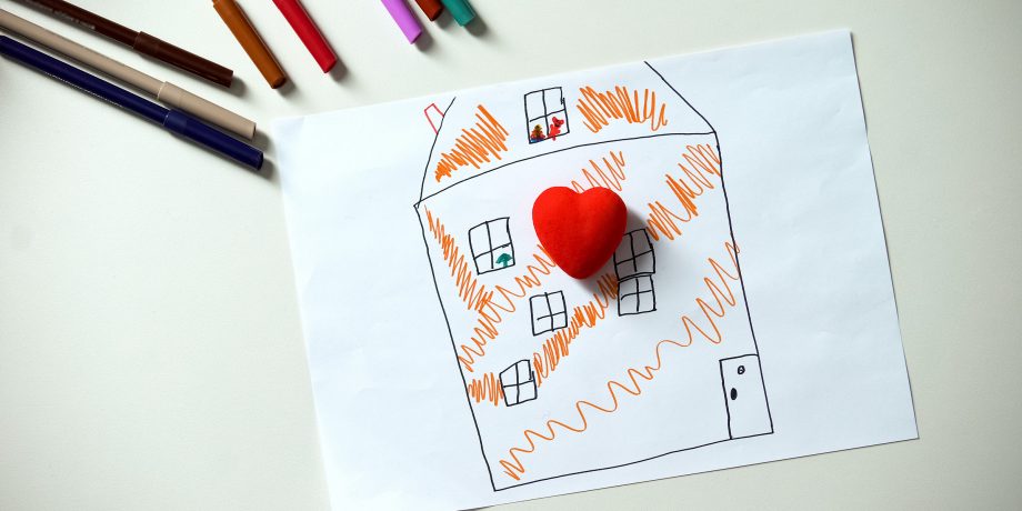 Barnetegning med hus og et hjerte liggende oppå.