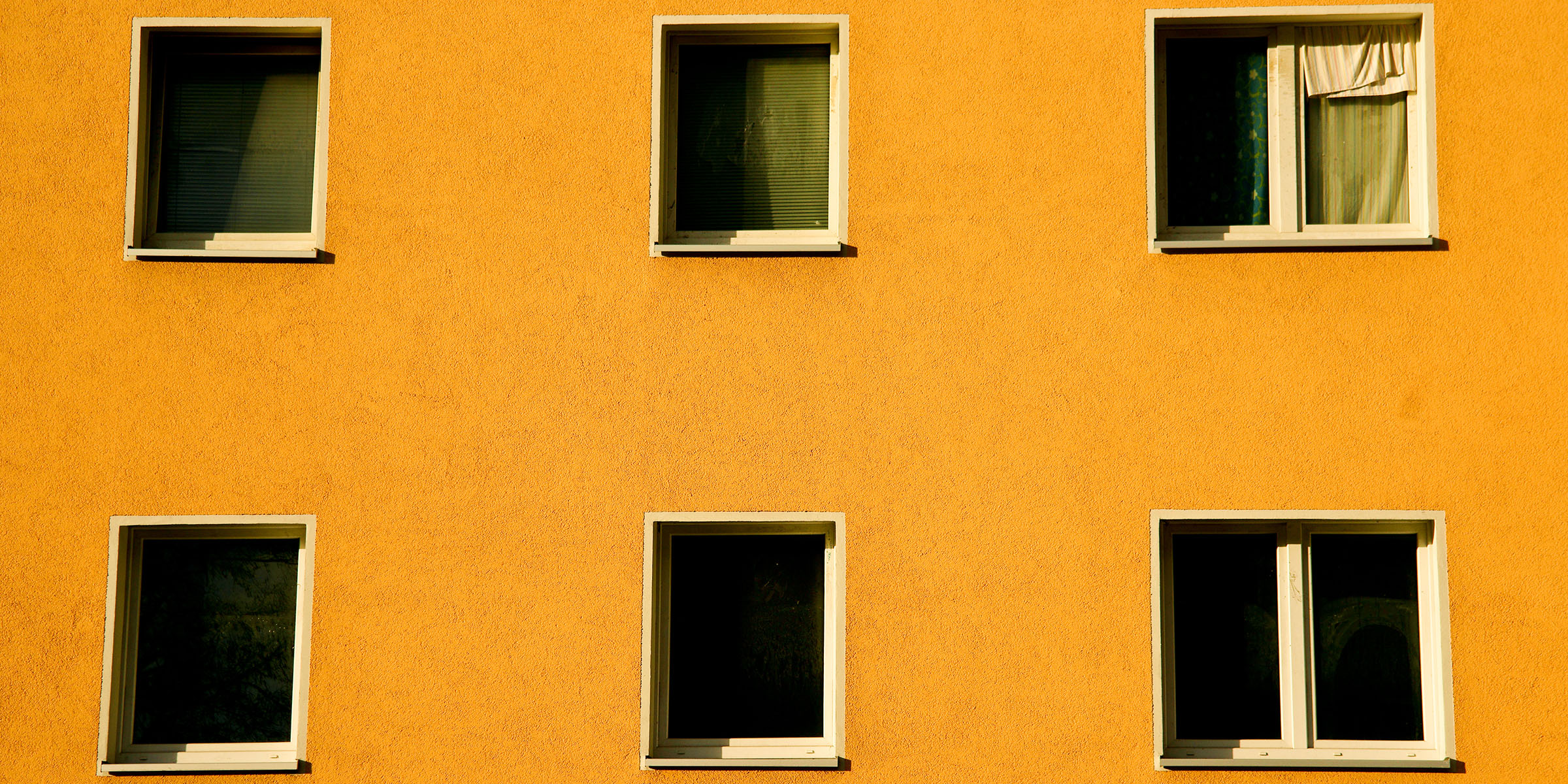 6 vinduer i gul murbygning