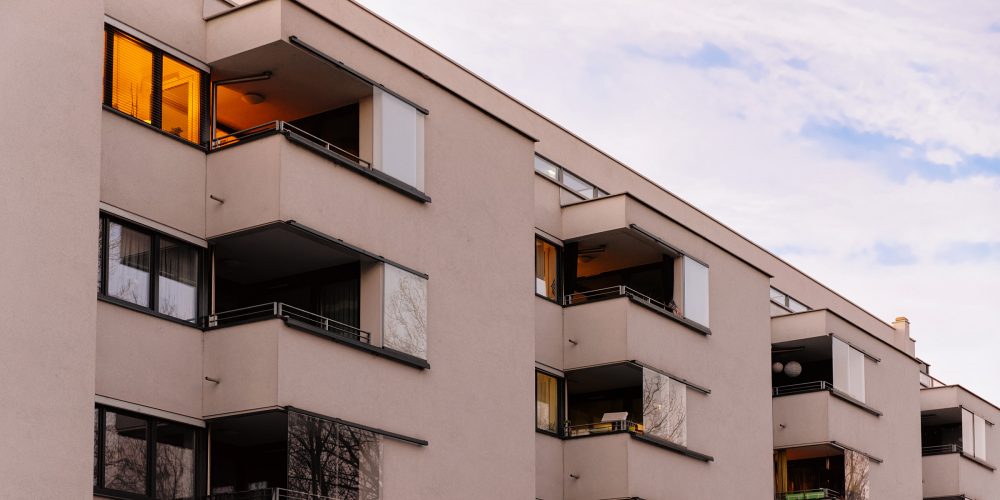 Moderne leilighetsbygning med balkonger.
