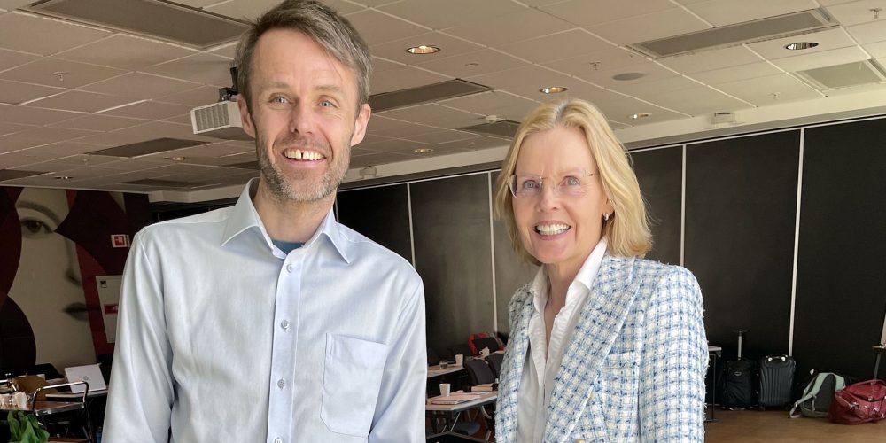 Smilende Jardar Sørvoll (t.v.) og Anne Birkeland (t.h) på Scandic Hotell Solli