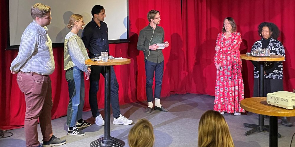 Deltakere i panelsamtale med ordstyrer