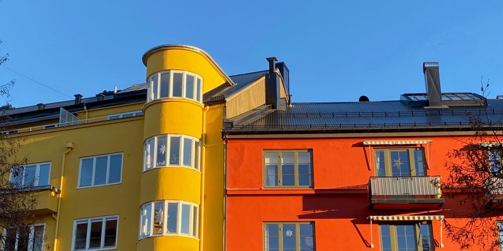 bilde av gul og rød boligblokk