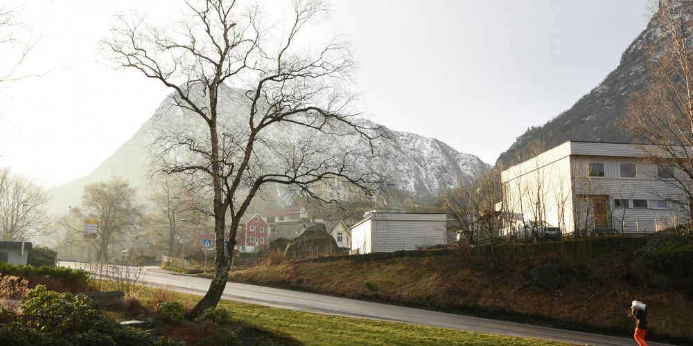 hus i front med fjell i bakgrunnen