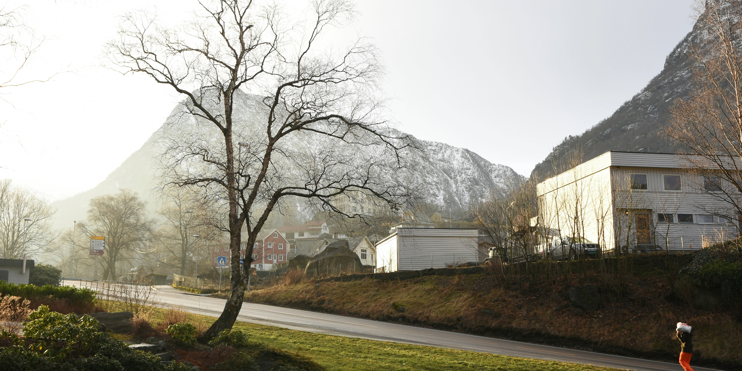 hus i front med fjell i bakgrunnen