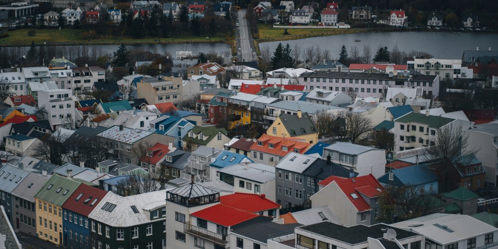 storby i kveldsskumring