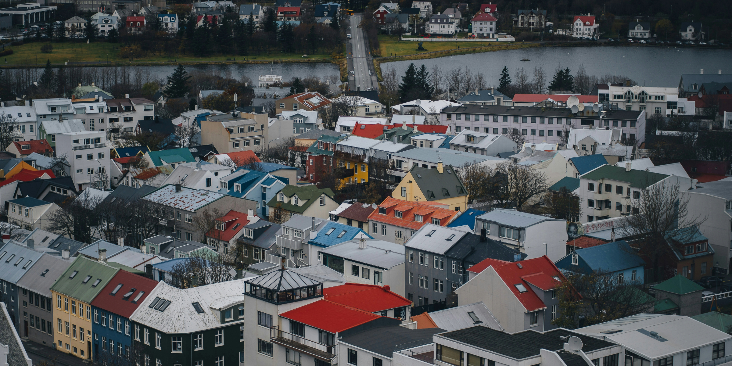 storby i kveldsskumring