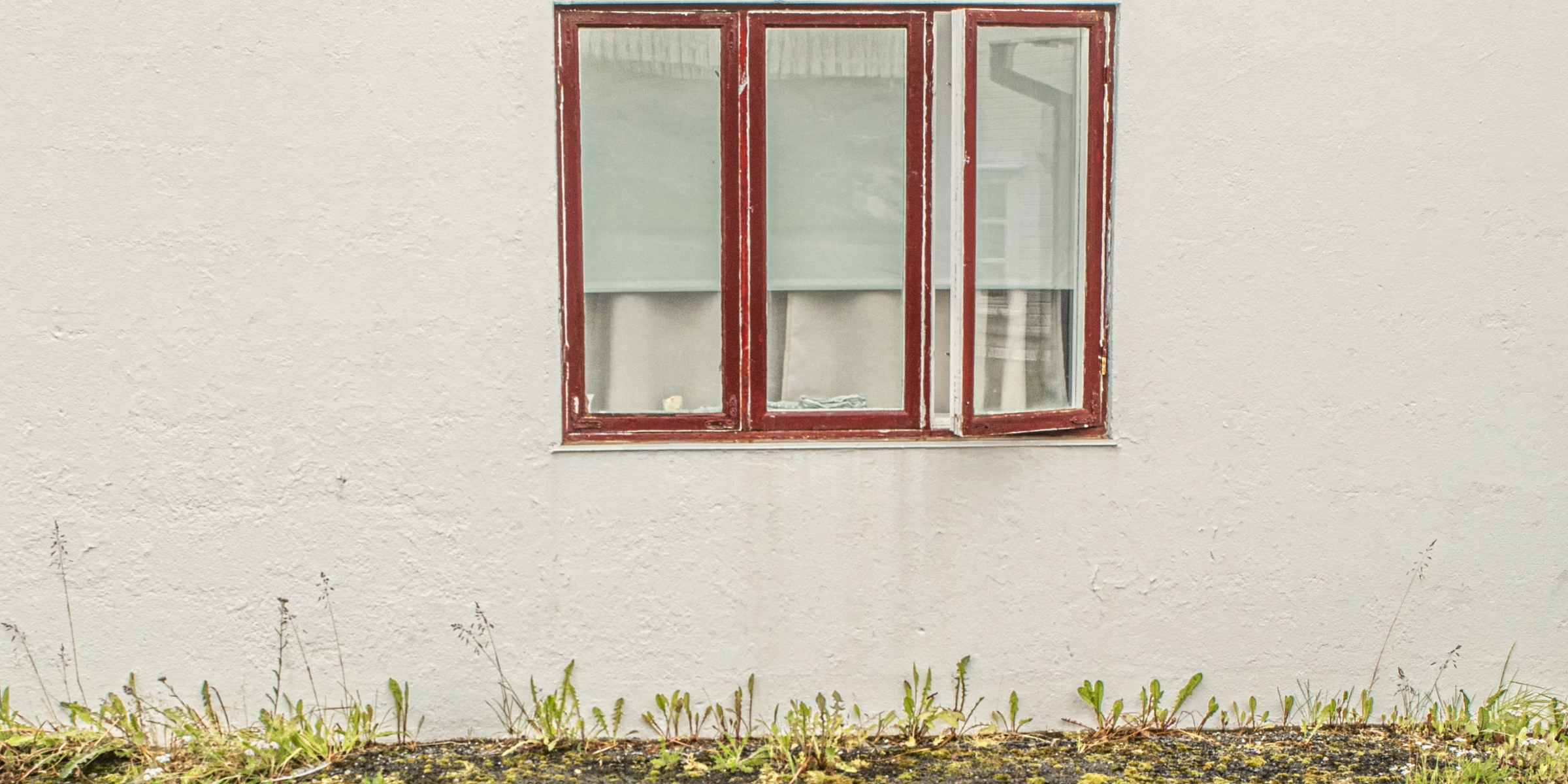 Bilde av et vindu med slitt maling