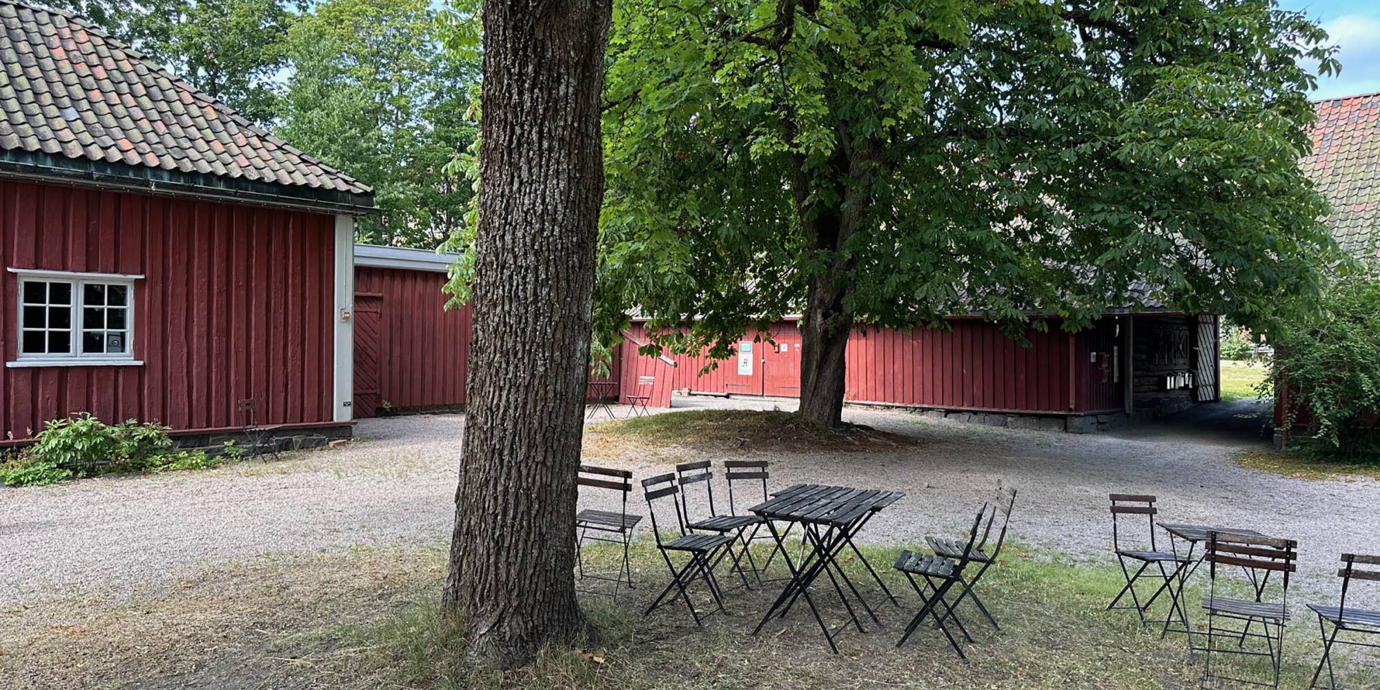 Bilde av en gårdsplass og sittegruppe