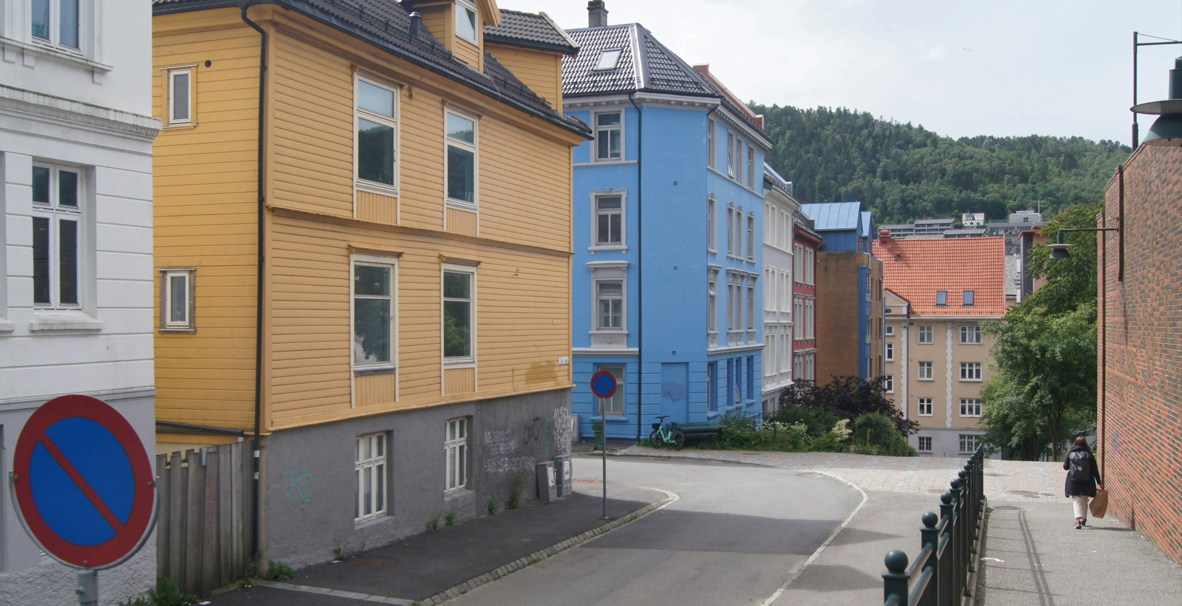 bilde av gate i storby i norge med trehusbebyggelse og murblokker (2)