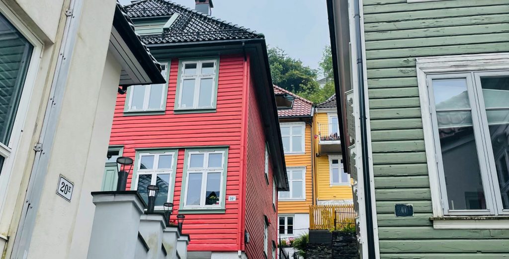 bilde av gamle trehus i ulike farger