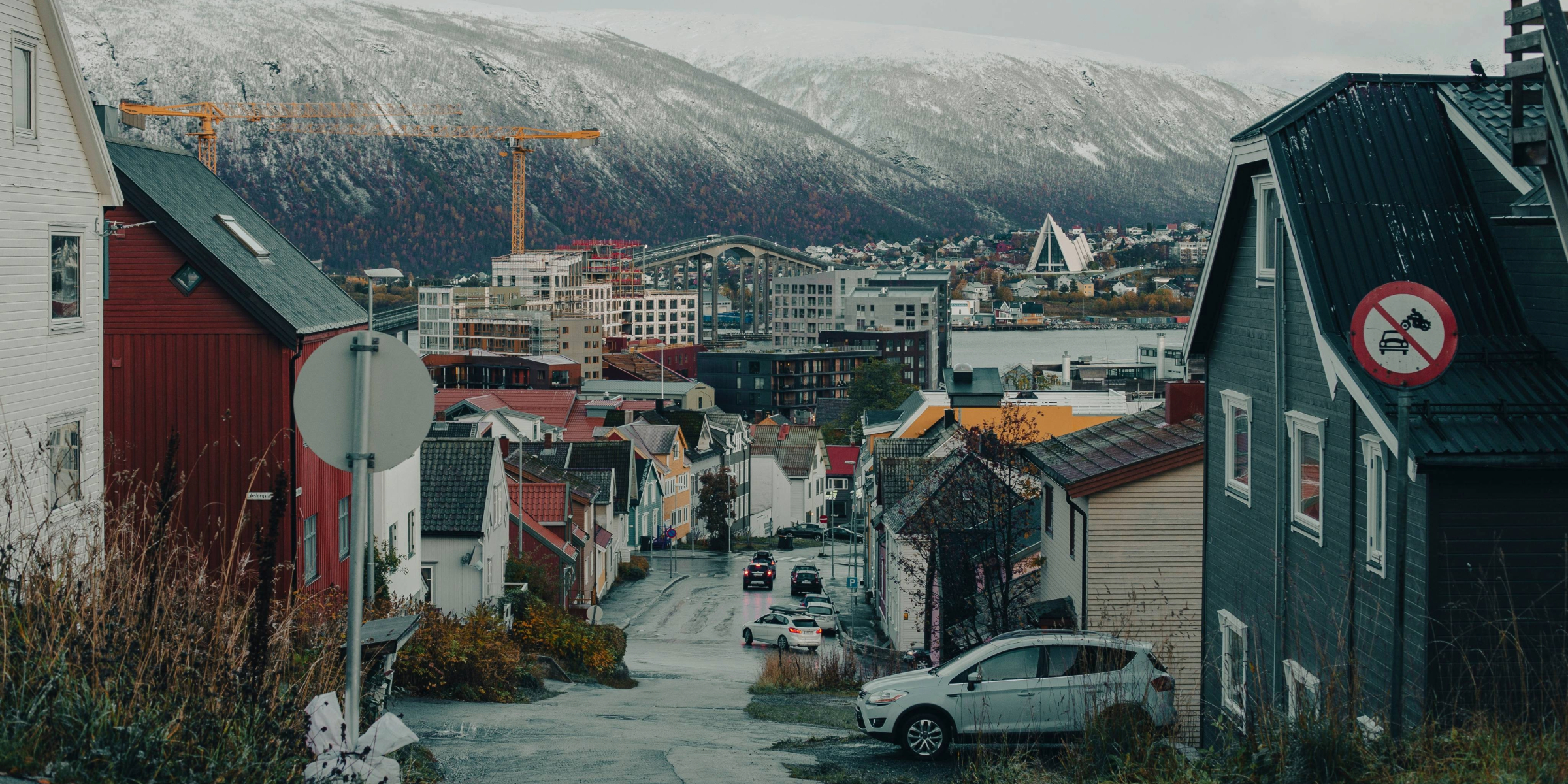 hus og gate med fjell i bakgrunnen (Tromsø)