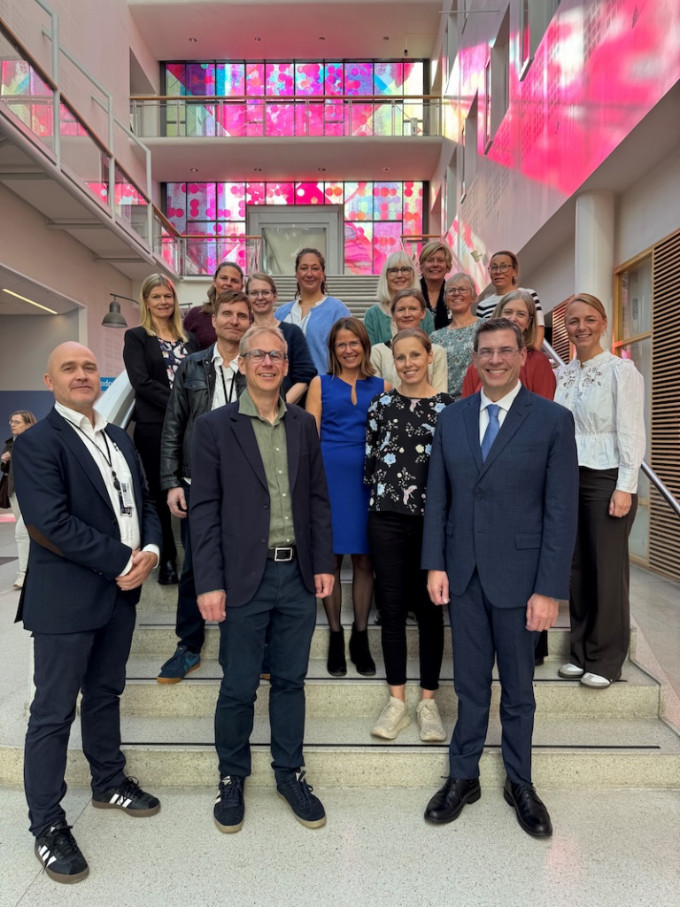 Øverst fra høyre: Lisa Marigård Borge, Stine Alviniussen Christensen, Kirsti Agnethe Neset, Elna Hamilton Larsen, Silje Helen Krabbe
Midten fra høyre: Edel Jannecke Svendsen, Tor Thomas Vatsgar, Marthe Karolina Østberg, Anja Hetland Smeland, Anne-Lise Seipajærvi, Torgun Næss, Guro Reyes Simonsen, Linn Margrethe Vold
Foran fra høyre: Peter Forde Hougaard, Stefan Nilsson, Heidi Holmen, Stefan Friedrichsdorf