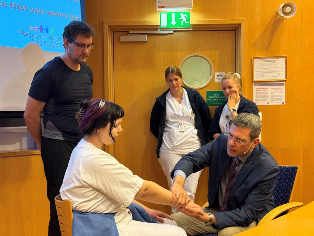 Professor Stefan Friedrichsdorf underviser om den ikke medikamentelle metoden "The magic glove"