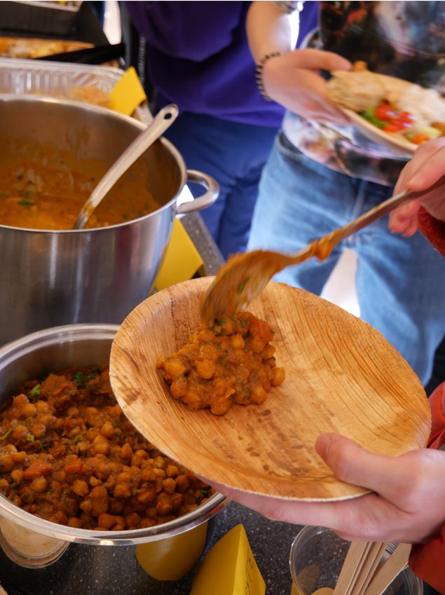 Students serving themselves with stew during the surplus table of the Norwegian pilot at a school in Oslo. Credit: Clara J. Reich