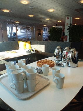 Table with  cups and apple cake