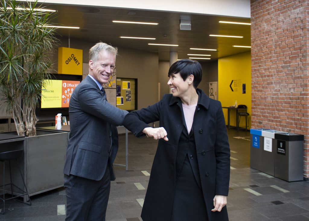 Minister Ine Eriksen Søreide greeted Rector Curt Rice 