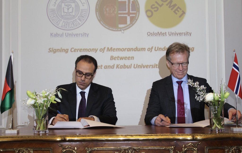 Youssof Ghafoorzai and Rector Curt Rice sign a letter of intent on
cooperation between Kabul University and OsloMet.