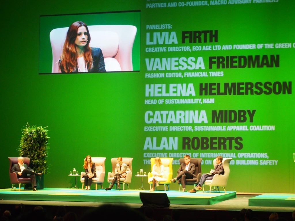 Livia Firth i diskusjon med Helena Helmersson på scenen under Copenhagen Fshion Summit i 2014.