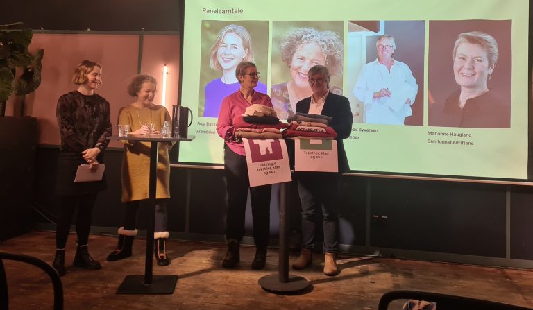 Fire paneldeltagere i diskusjon om en fersk rapport om tekstilinnsamling.