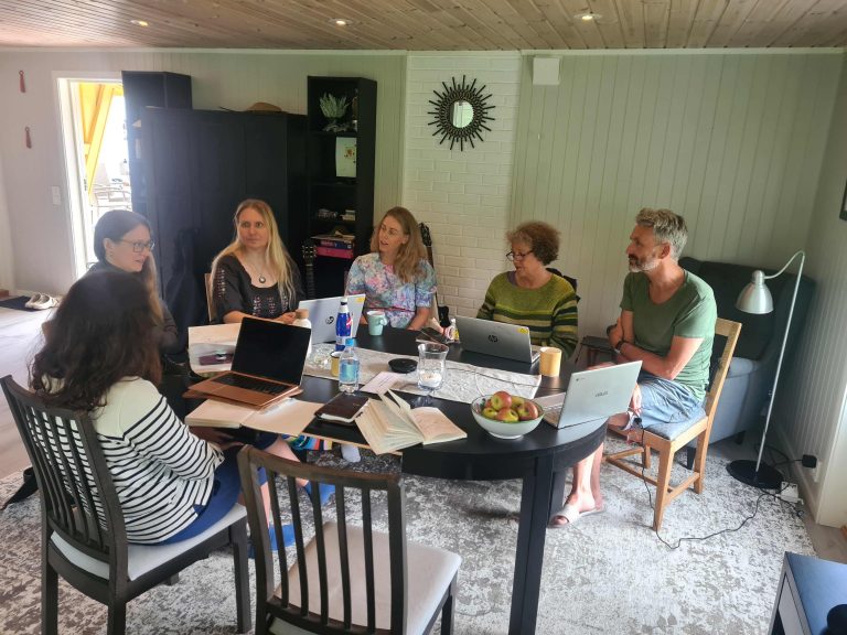 Wasted Textiles partnere samlet rundt arbeidsbordet på hytta til Jens Måge.