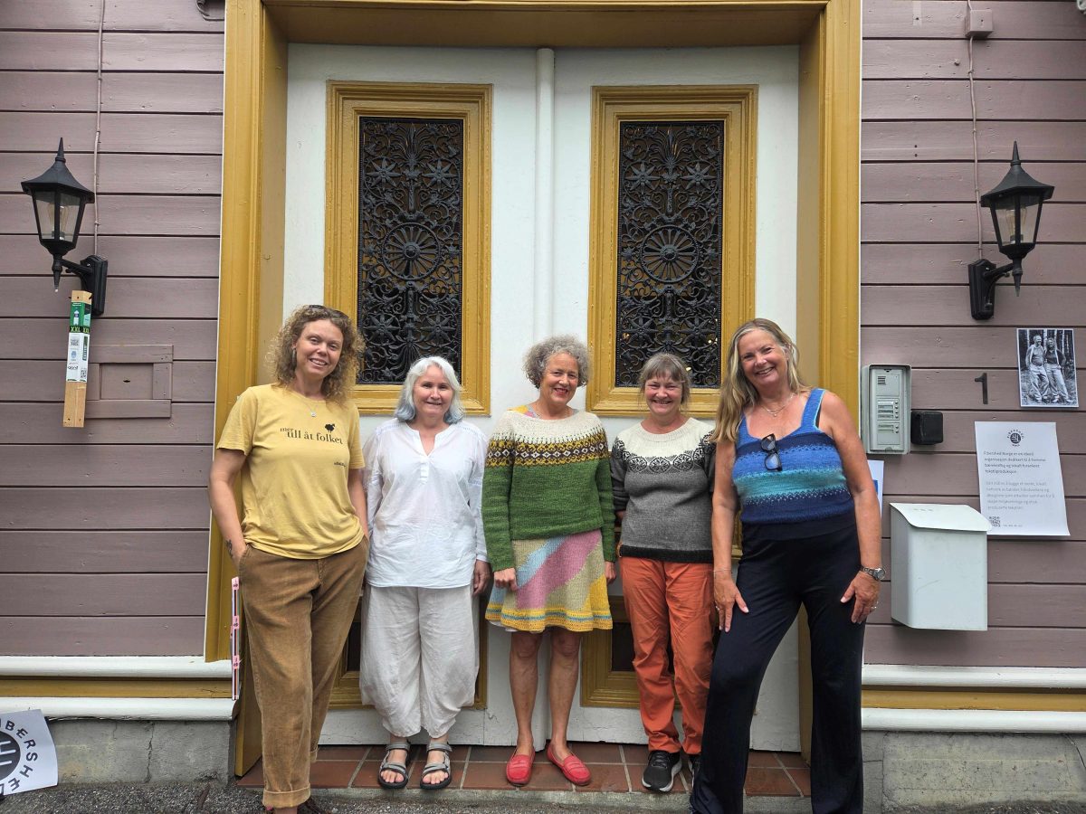 Team Arendalsuka poserer foran lokalene.