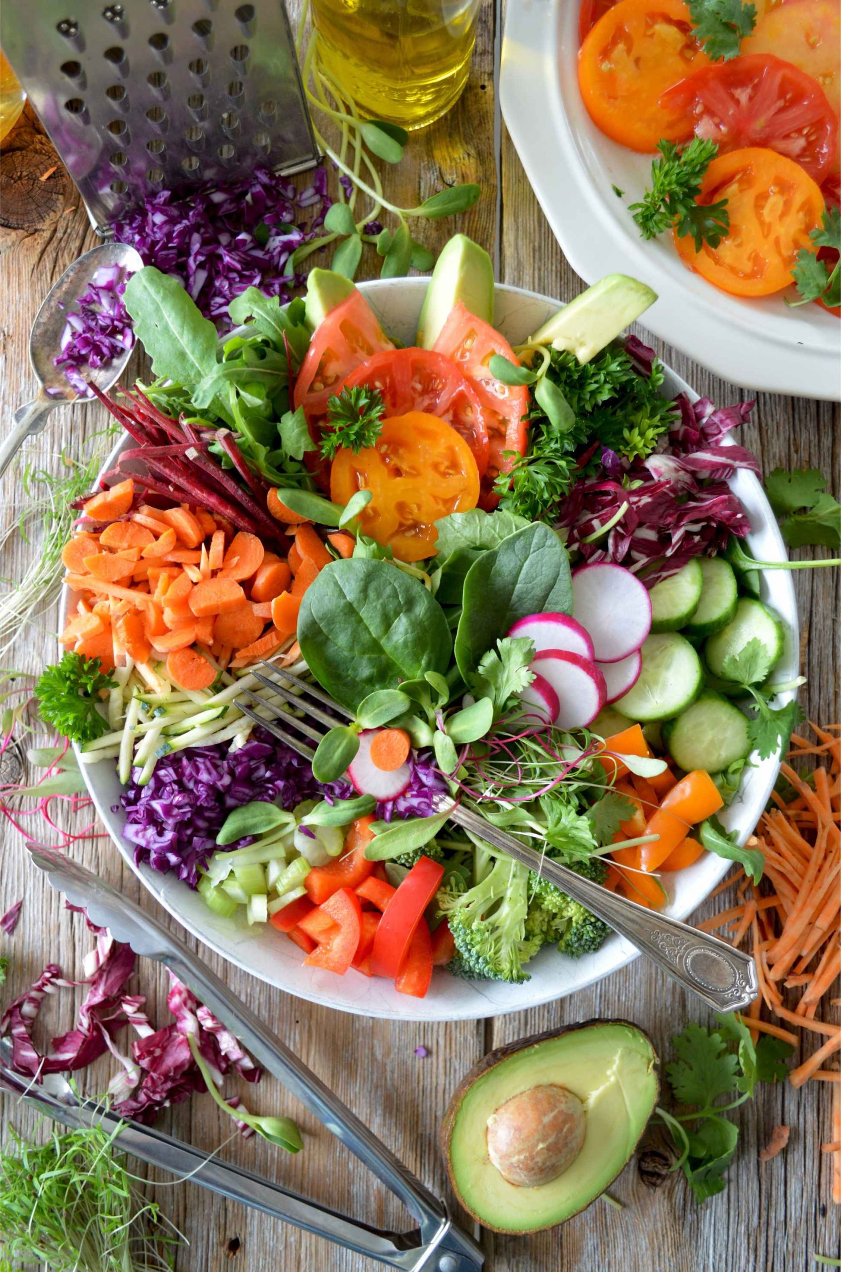 Bilde av en salat med friske grønnsaker. Photo by Nadine Primeau on Unsplash compressed