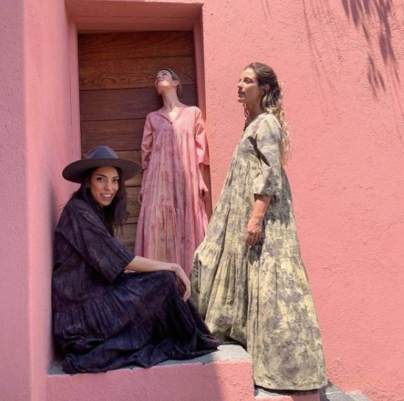 rosa bakgrund, tre damer i maxi kjolar 