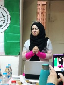 Fra kurset Making Women Visible i Palestina. Kvinne på talerstolen.