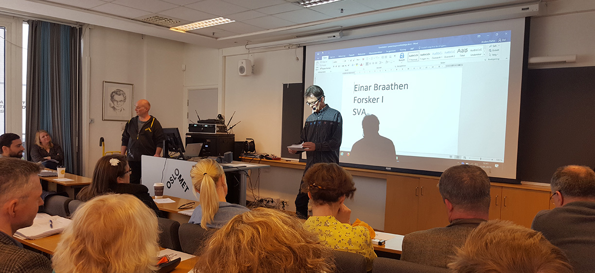 Fra møtet der ansattkandidatene til universitetsstyret på OsloMet presenterer seg. Einar Braathen står foran forsamlingen. Foto: N. Eriksen