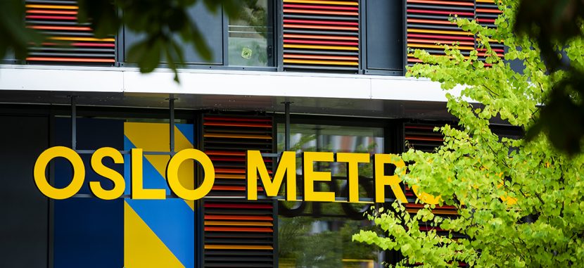 Utsnitt av fasade av OsloMet-bygg. Ser gule bokstaver som sier Oslo Metro. Foto: B. Ward / OsloMet