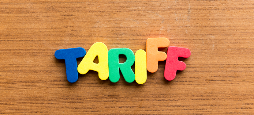 Fargerike magnetbokstaver på bord som staver tariff. Foto: colourbox.com