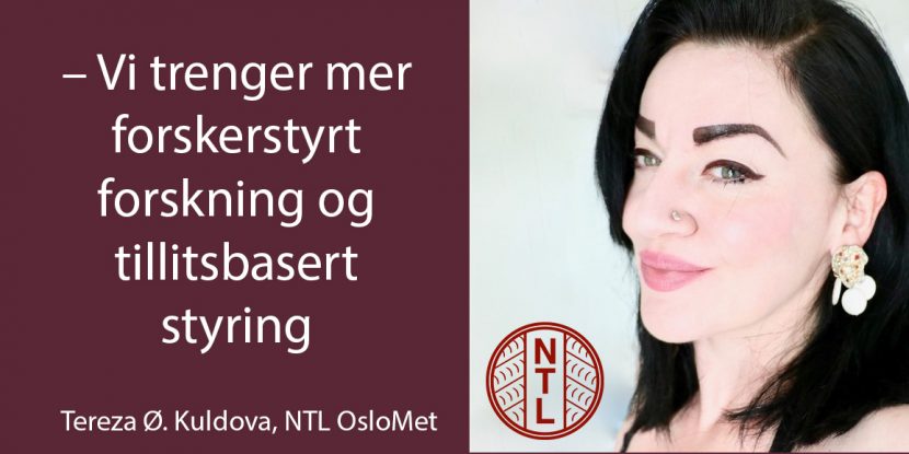Tereza Kuldova-portrett med tekstplakat som sier: - Vi trenger mer forskerstyrt forskning og tillitsbasert styring