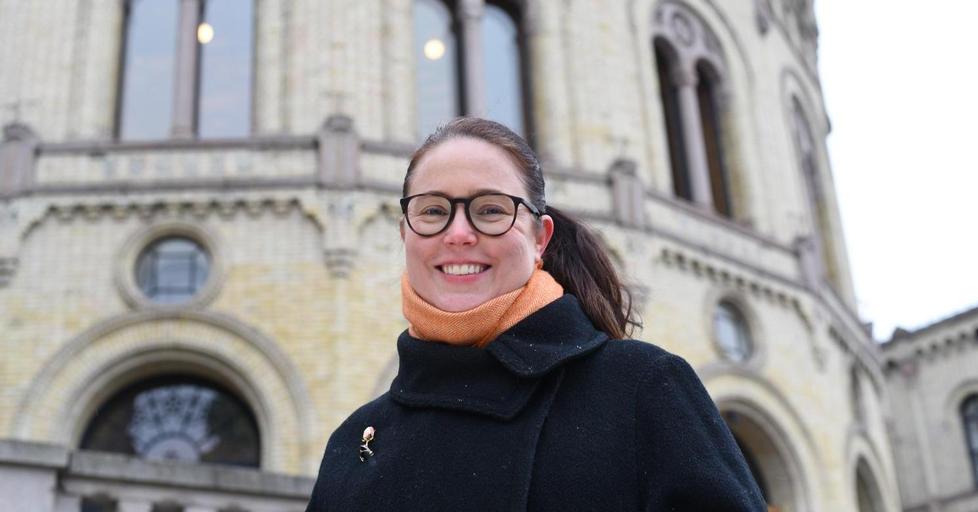 Portrett av Kjersti Barsok foran Stortinget