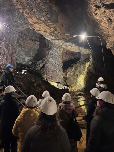 NTL-medlemmer på omvisning i gruve på Røros