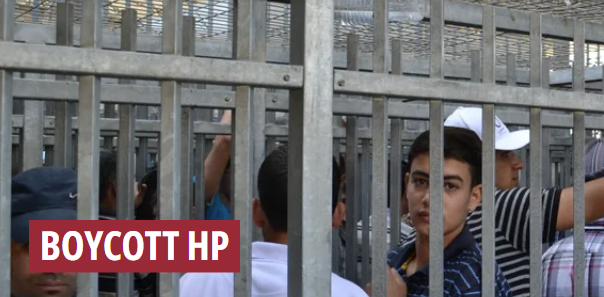 Foto fra inngjerding med folk bak og teksten Boycott HP