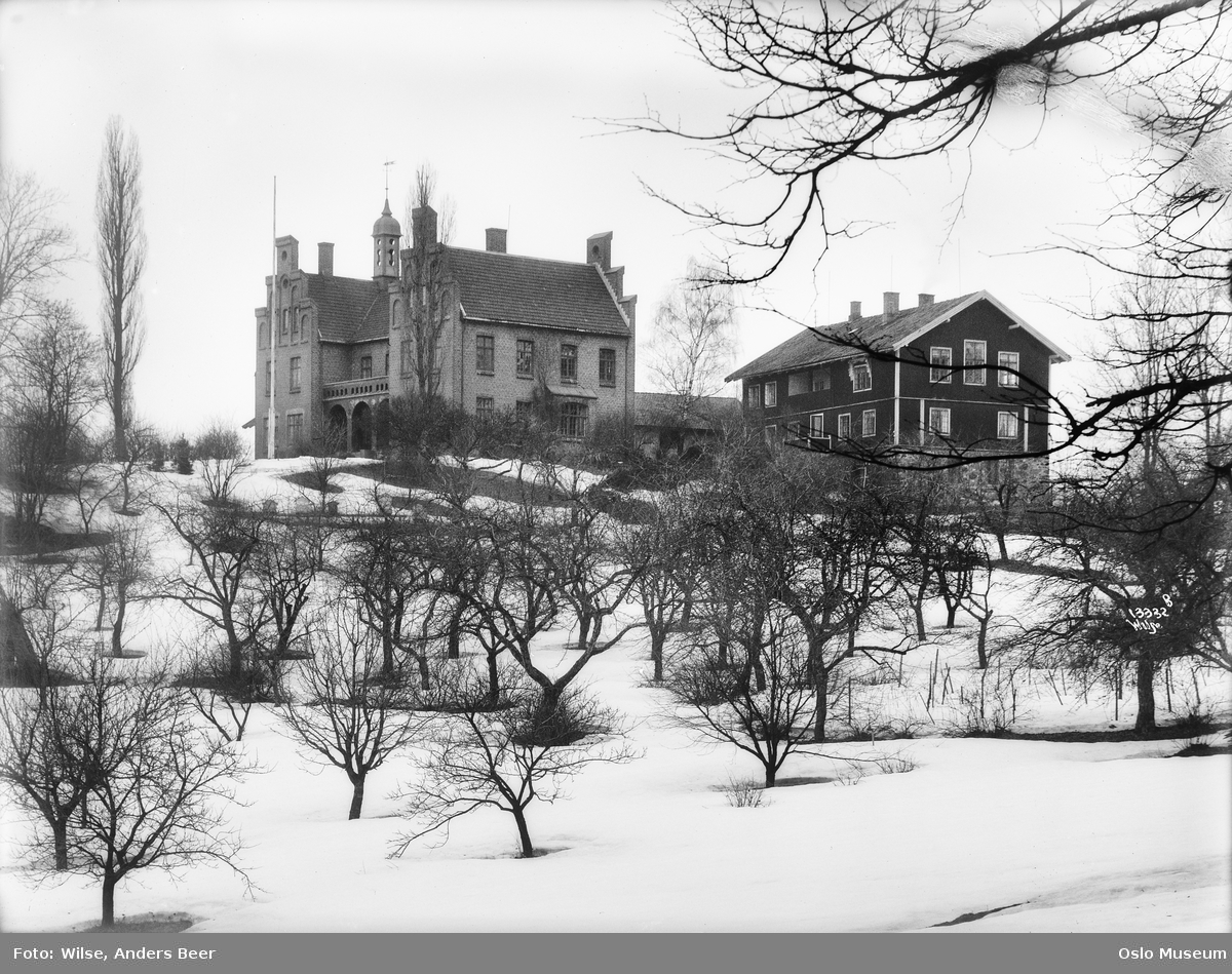 "Slottet" på Stabæk var huset i mange år Statens Lærerindeskole i husstell. Bildet er tatt ca. 1935