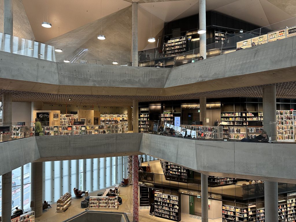 Indoor picture, Deichman Library, Bjørvika Oslo. Photo: charlotte henard cc by sa
