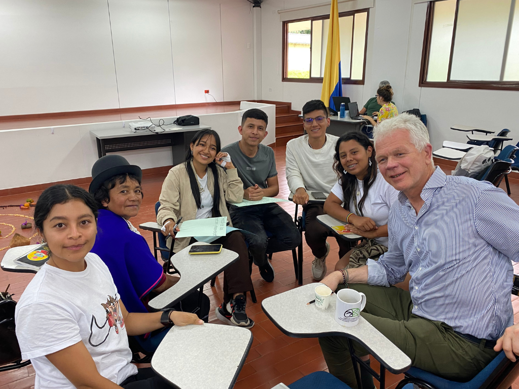 Students and project leader Arne Dulsrud during a workshop on food security in Popayán - the SEGURA project