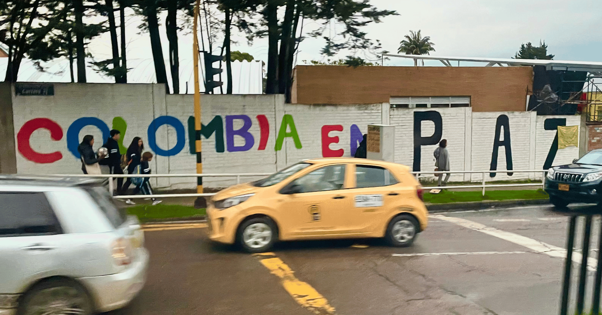 Picture from an urban street in Colombia, where graffiti says "Colombia en paz"