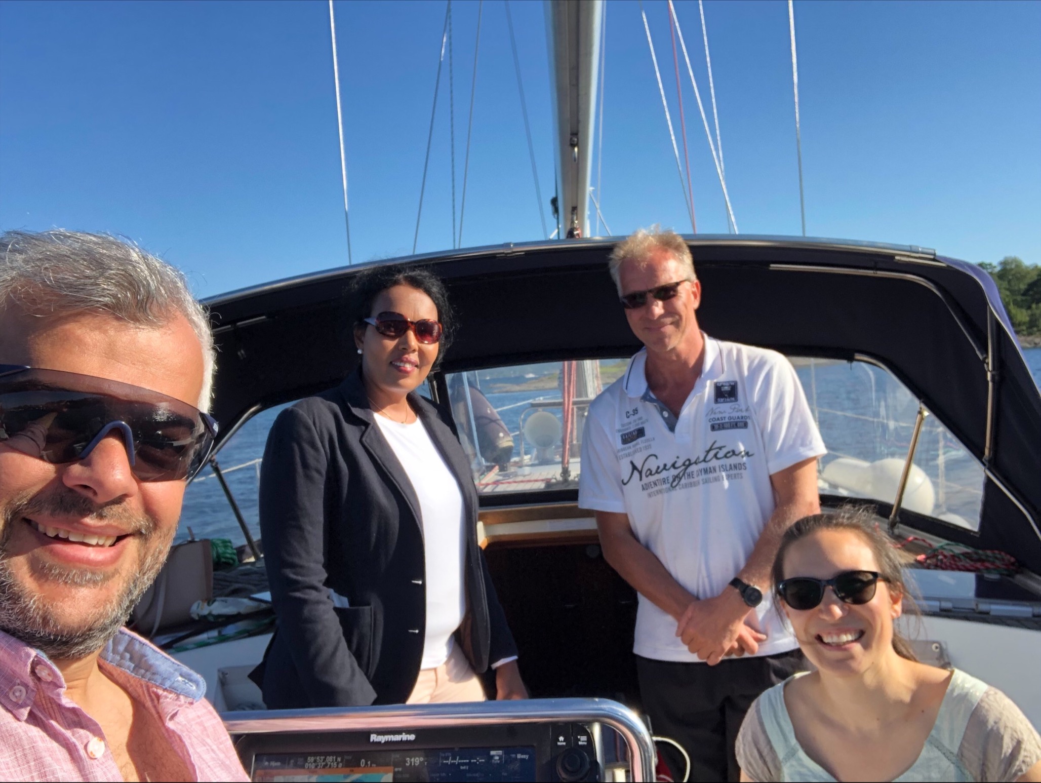 Bildet viser prosjektgruppa samlet på båttur, 24.06.2021: Kamran Bagheri, Fatima Ali Madar, Roar Engen og Carina Mørch-Storstein