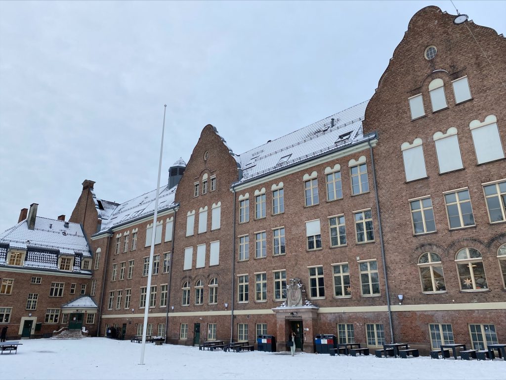 Bilde av Fagerborg skole på vinteren. 