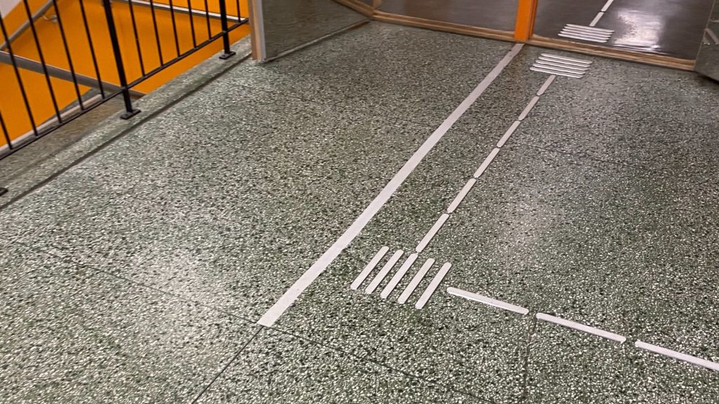 Bildet viser ledelinjer som veileder personer i naturlige kommunikasjonsveier.