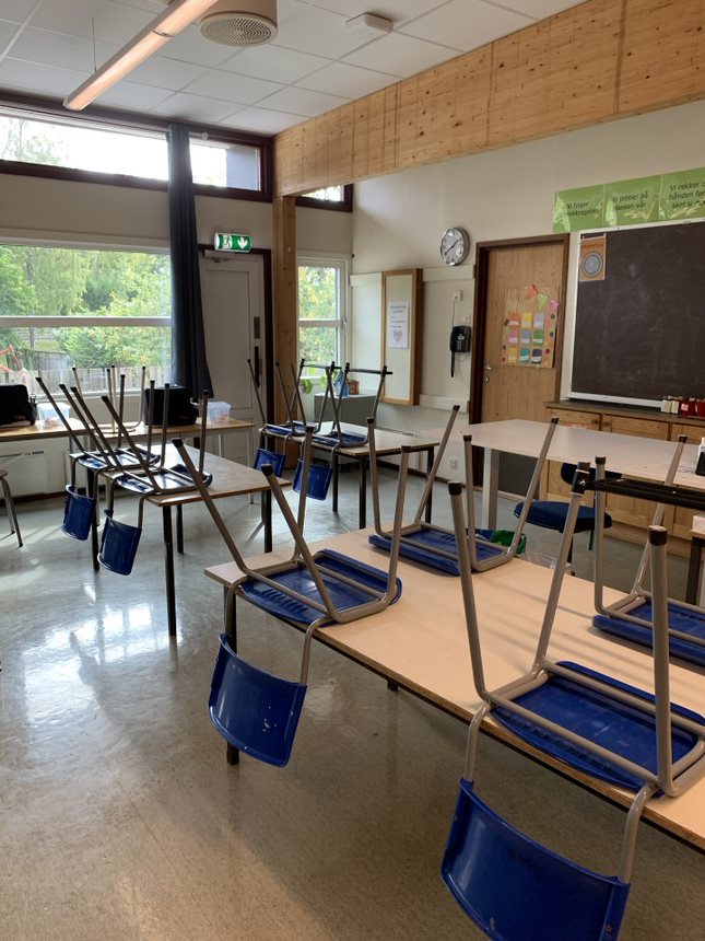 Bildet viser klasserom med fri bredde på minimum 1,5 meter, samt gode lysforhold med vinduer som slipper inn dagslys.