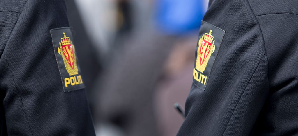 Skuldre på to politimenn i uniform. Foto: colourbox