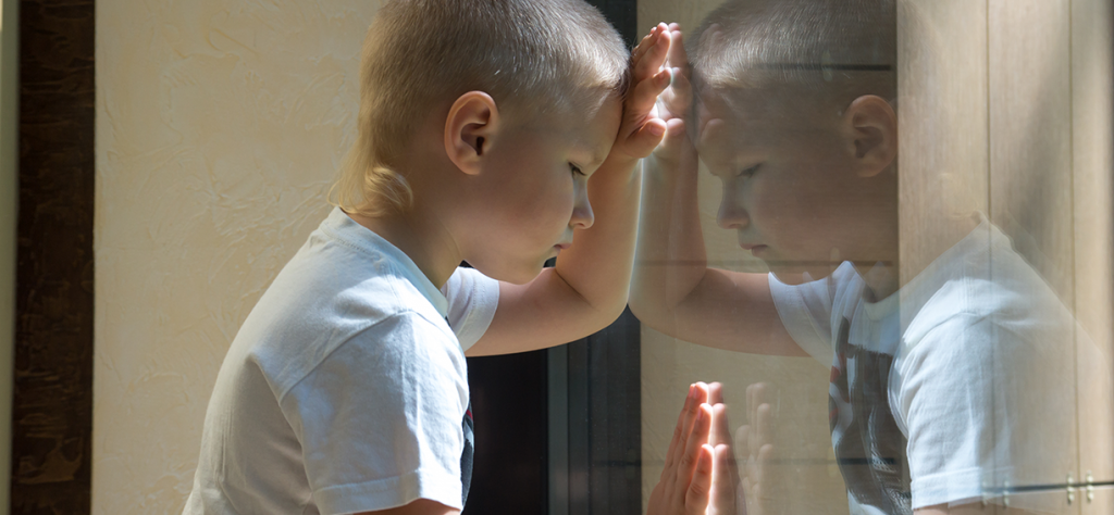 Gutt som speiler seg i vindu. Foto: colourbox.com