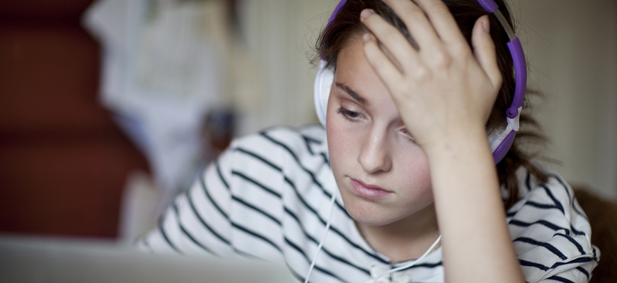 Ei frustrert jente jobber på datamaskinen sin. Jente: 13 år. Foto: Jonas Frøland/ Scanpix