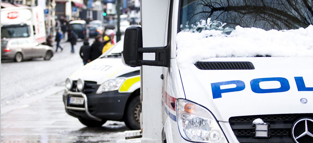 Politibilder i snødekt gate.