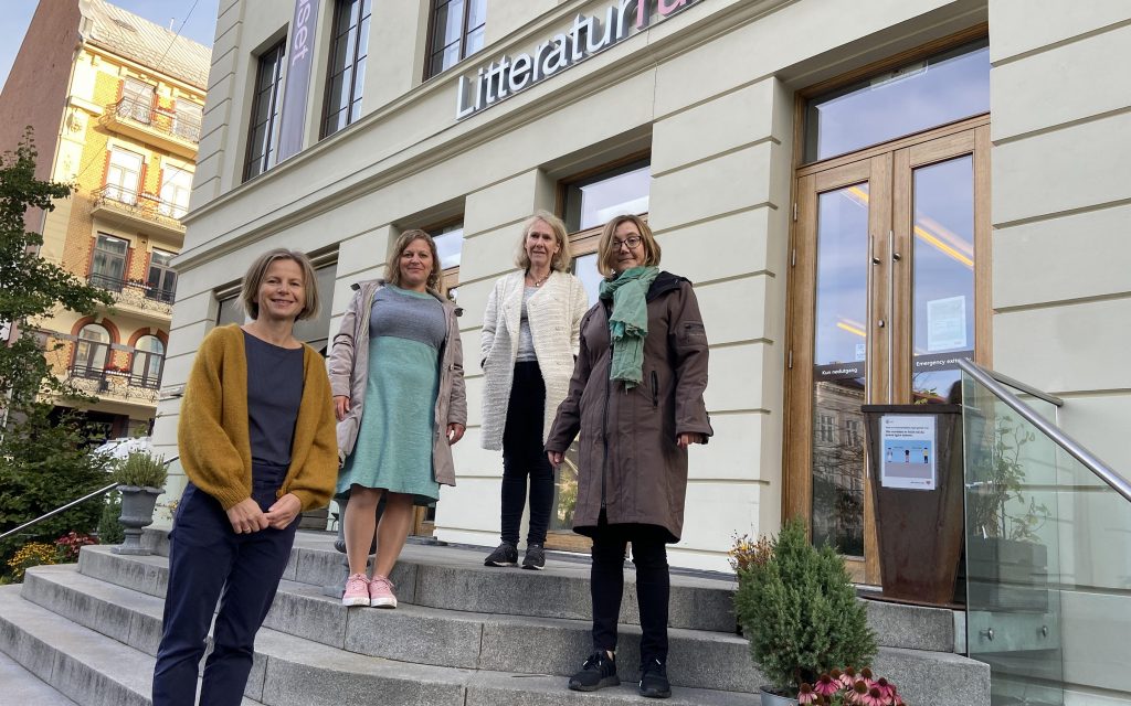 Bilde av Ingrid Smette, Monika Rosten, Jane Dullum og Anja Bredal foran Litteraturhuset